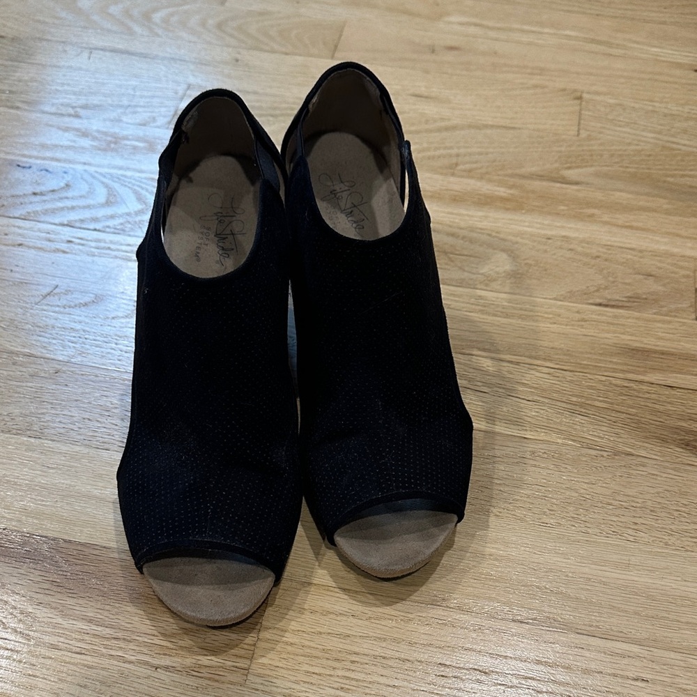 Life Stride Black Peep-Toe Heels